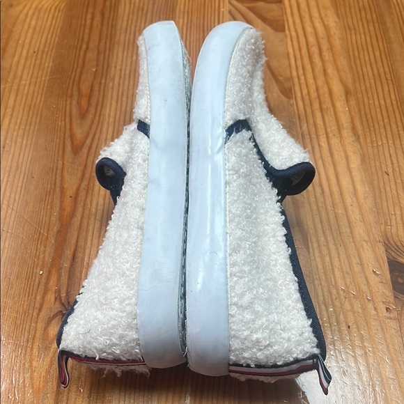 Tommy Hilfiger White and Blue Sherpa Slippers/shoes - Picture 8 of 10